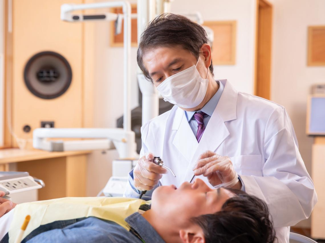 麵攤小弟苦讀硬背，翻身牙醫院長50歲財富自由、只開TOYOTA：我不是天才，只是花得少存得多